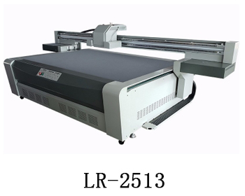 LR-2513通常我們也稱為萬能打印機(jī)，他是根據(jù)國際標(biāo)準(zhǔn)尺寸而來，加上這種uv機(jī)器不收材質(zhì)約束，差不多什么都可以打印，通常我們也稱之為萬能打印機(jī)